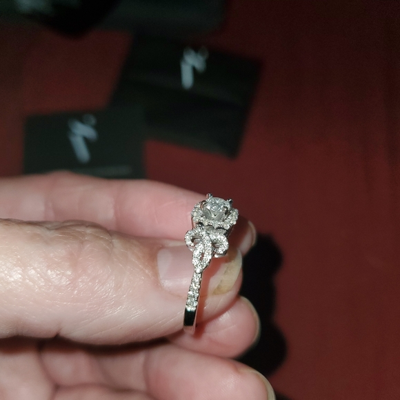 Vera Wang white gold diamond ring - Picture 6 of 9